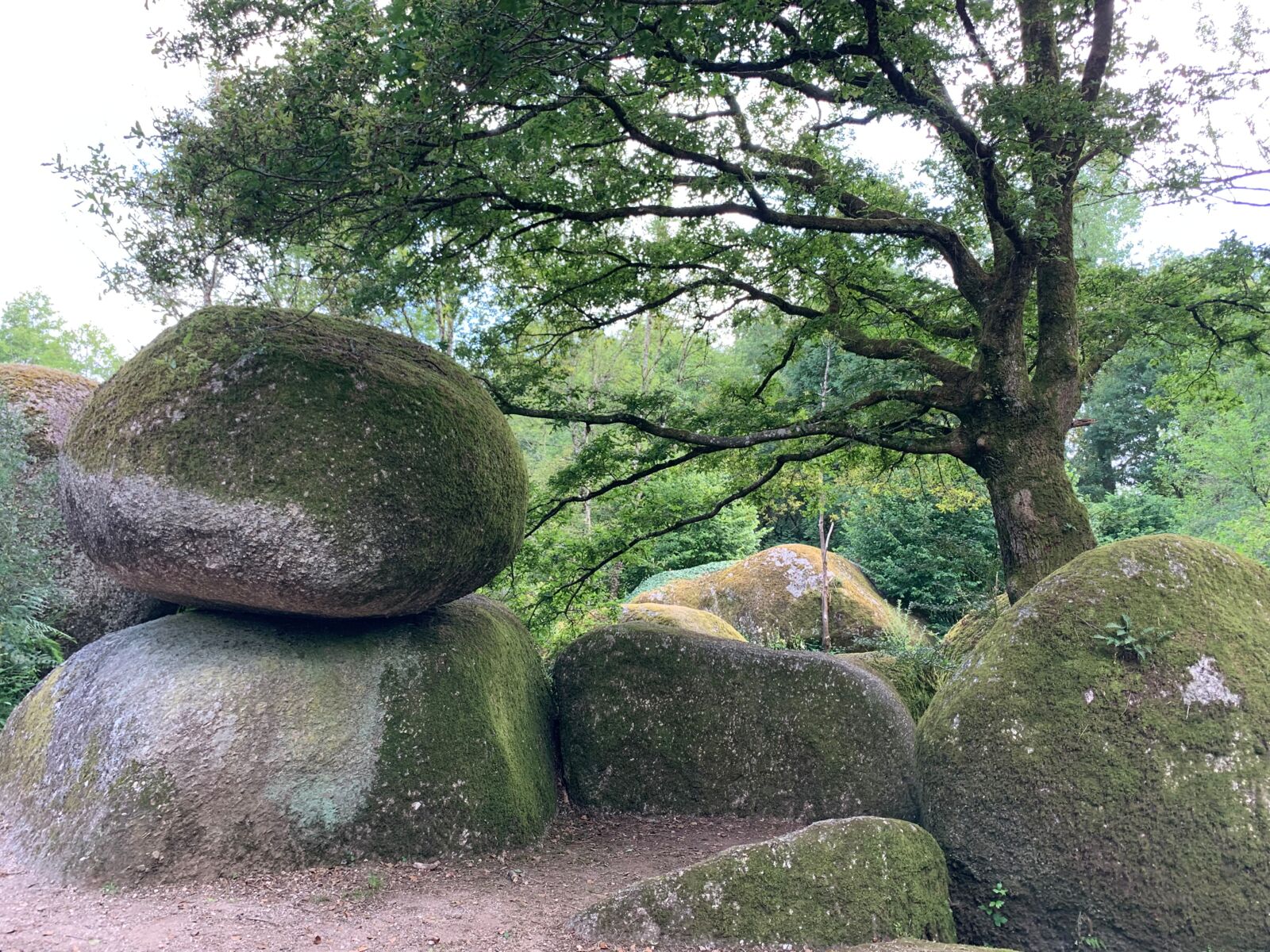 Le Rocher Branlant (à 25 min)